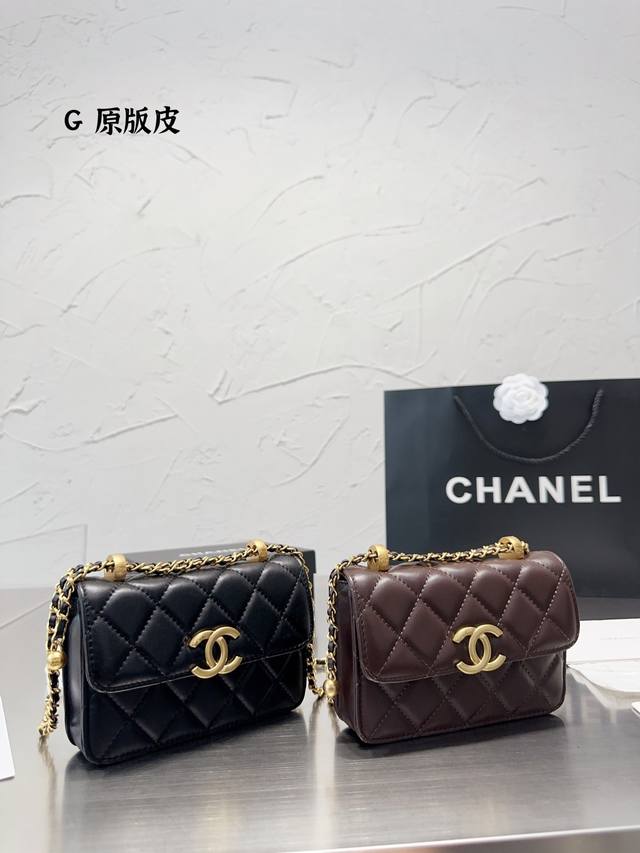 原版皮 Chanel香奈儿2023早秋新款双小金球woc 给大家参考可调节的双小金球这次新出的设计预计会爆 Chanel秋冬金球woc 我就想知道这季的woc谁