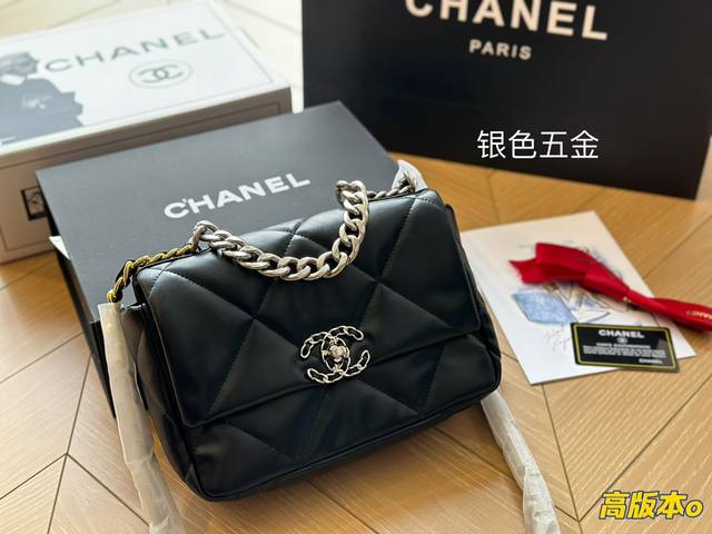 全套包装 Chanel19 Bag 自从欧阳娜娜带货后全球断货很难买到 皮质是羊皮有点像羽绒服包包 但是19的点睛之笔是什么呢 格子放大 格子放大后脱了香奈儿小