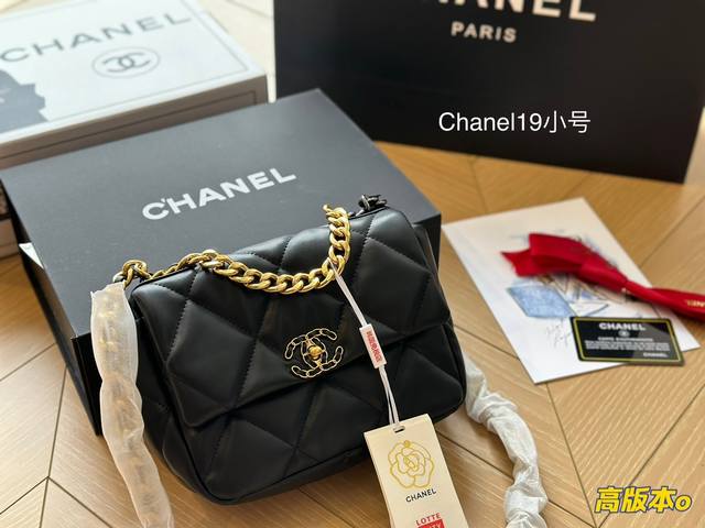 全套包装 Chanel19 Bag 自从欧阳娜娜带货后全球断货很难买到 皮质是羊皮有点像羽绒服包包 但是19的点睛之笔是什么呢 格子放大 格子放大后脱了香奈儿小