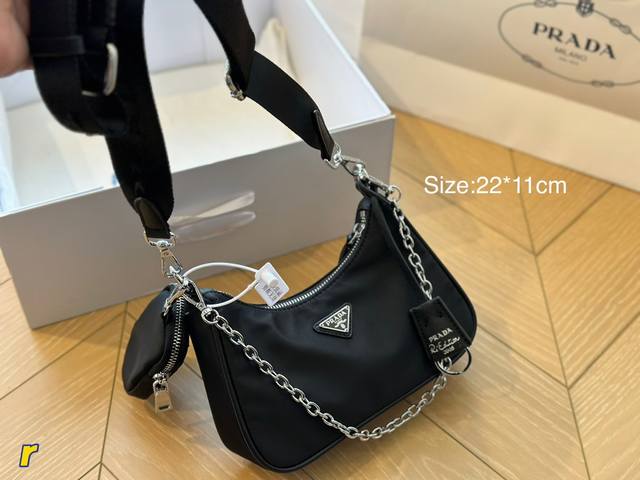 配盒 Prada Hobo Combo 今年的新款hobo Bag 有可调节长度的 尼龙刺绣logo肩带 +链子 五金采用原版白钢 不褪色 解锁更多搭配 超精致