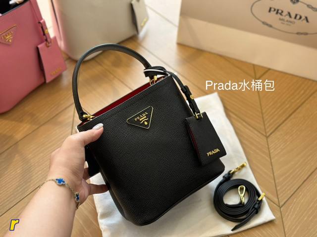 配盒 牛皮 Size 18*18Cm Prada 水桶包 太爱水桶包了 日常利用率最高 休闲和上班都很适用的一个包包 原版牛皮 原版五金