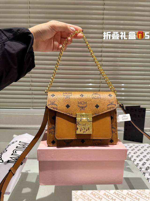 Mcm 邮差 包美貌与实用并存如图小号尺寸18 12Cm 经典款& 前翻盖设计私密性完美 风琴式隔层空间很充足 肩带可拆卸调节 质感硬挺有层次感. 上身效果很大