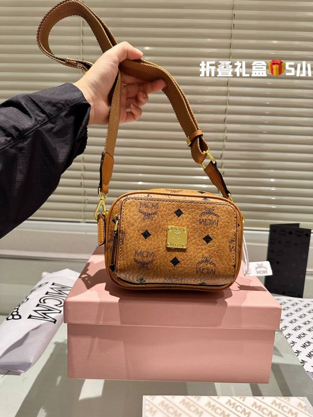 小号 配盒 Size 17*12Cm 小 Mc相机包 真是方便又实用哦 这款太啦 背起来超级好看哦 颖宝同款 搜索mcm 相机包