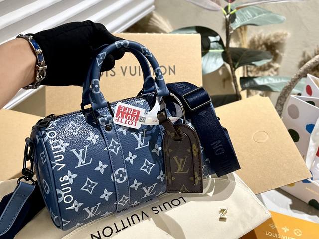 限定 折叠礼盒 官网飞机箱 Lv Keepall Xs 秀款 枕头包 很燃 这款retiro 手袋以标志性 经典永恒 优雅低调的外形设计和宽敞的包身更加入了实用