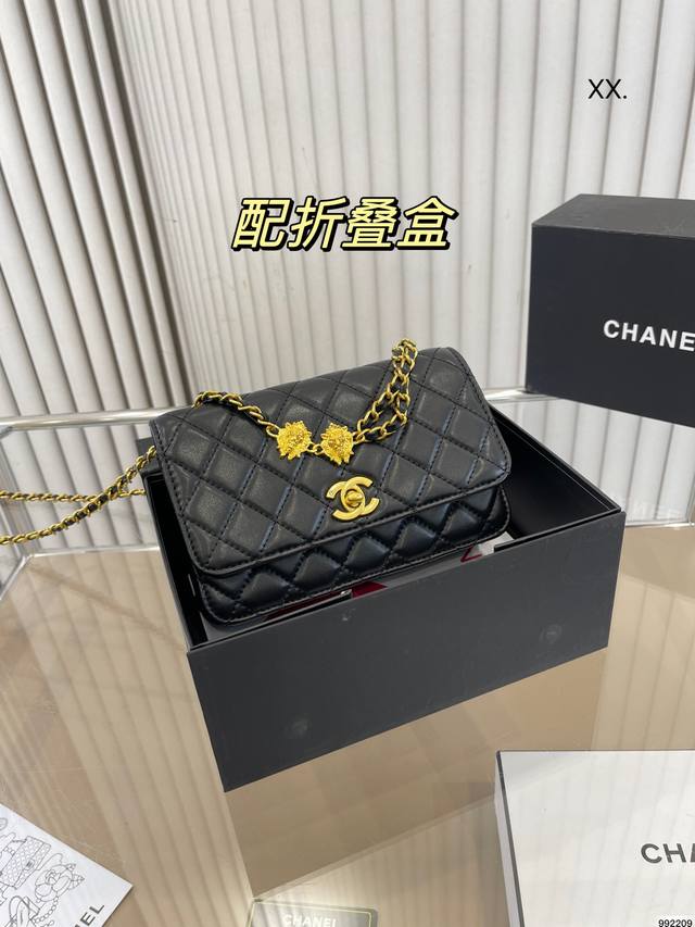 折叠盒 香奈儿chanel Woc发财包 特别的设计很给穿搭加分 比经典woc 亮眼 怎么搭都有时髦精致感 别出心裁的设计很符合小香风格 设计带感耐造又好看 尺