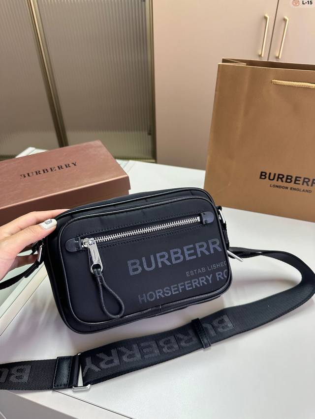 Burberry 巴宝莉相机包 男女都可以背的款式 自己背腻了还可以给男朋友 超喜欢随性帅气的包包 L-15尺寸22.9.15配盒