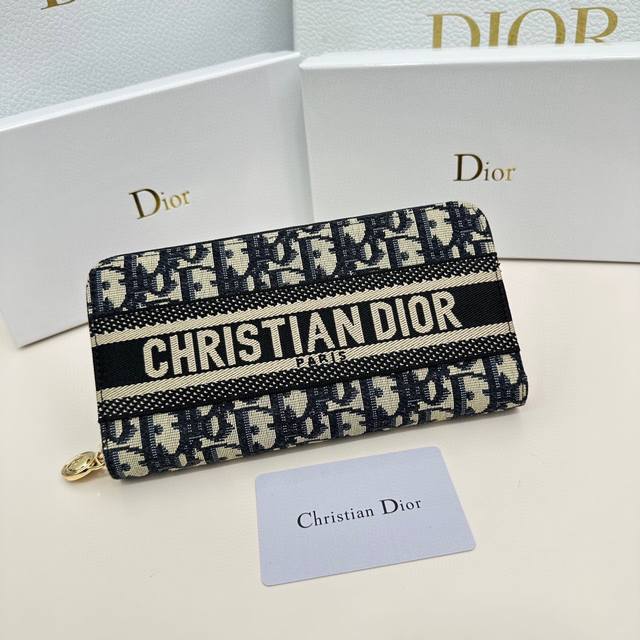 Dior 5234 颜色 黑色 尺寸 19*10.5*3.5 说明:Dior专柜最新款火爆登场 采用进口小牛皮 绝美绣线 做工精致 媲美专柜