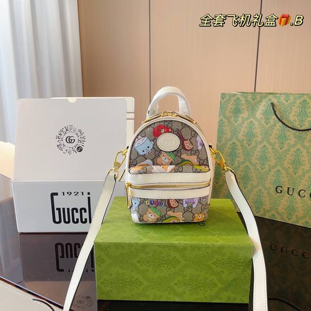 配全新飞机折叠盒 酷奇双肩包gucci 迷你双肩包原版五金 绝对佳选 随意搭配喔 街拍必备真的是美的心都融化了 包型更是完美要你怎么搭配怎么好看 太赚了[调皮]