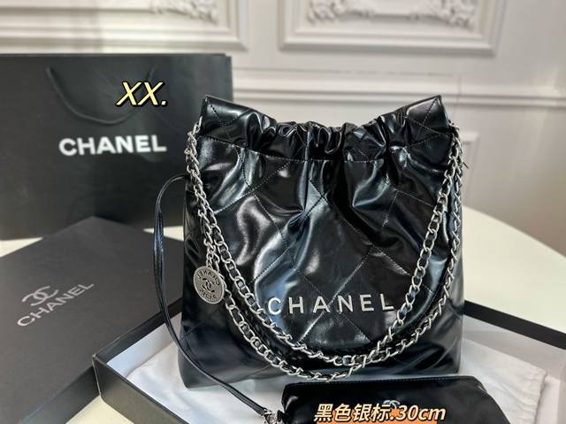 配盒 Size 30 30 Chanel香奈儿22Bag垃圾袋 最近大热门的 垃圾袋 皮质细腻光泽感巨好 容量非常友好也非常百搭 随性又时髦 香香粉必入