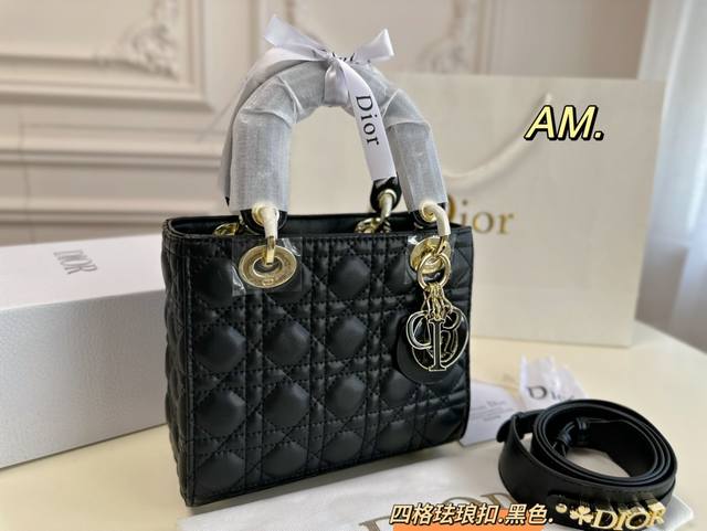 折叠盒 Size:20 17 Lady Dior 迪奥四格珐琅扣戴妃手提包 以藤格纹缉面线打造醒目的绗缝细节 时髦典雅的设计经久不衰 斜挎帅气大方 手提精致优雅