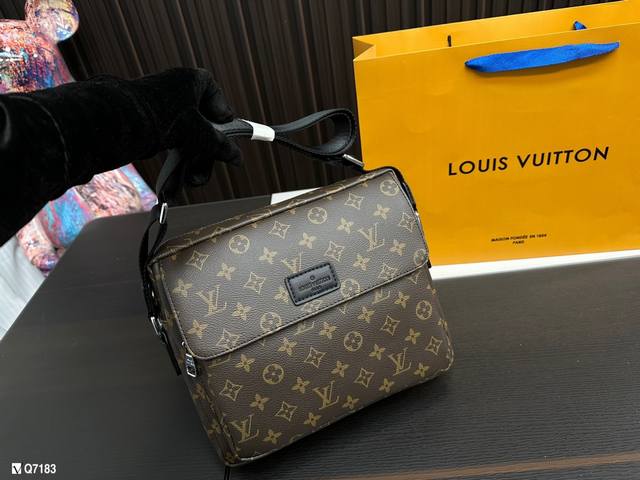 新款 Lv 邮差包 Houston 单肩斜挎邮 差包飞行包进口原厂皮面料高清五金logo标志 专用里 顺滑拉链 油边超平滑 做工精致每个细节到位 潮男必备款 尺