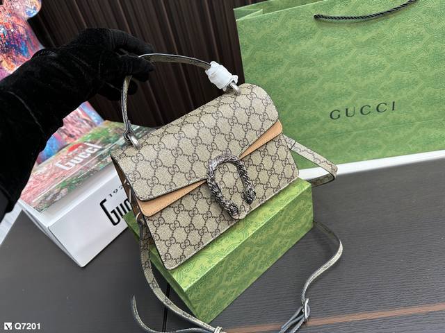 免税店全套包装 酷奇 手提酒神包 Gucci 带来了不一样视觉效果 复古氛围感拉满 永不过时的经典 尺寸 23.15Cm