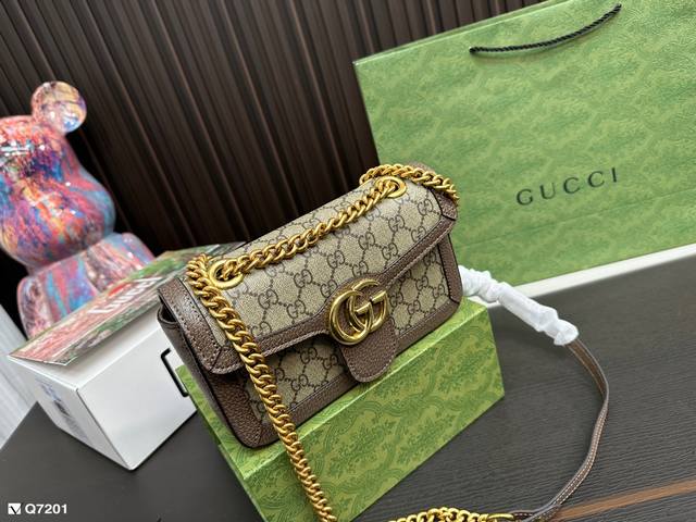 免税店全套包装 Gucci 酷奇邮差链条包 经典老花牛皮版本 可可爱爱信封晚宴包 本季最可爱信封包 Size 22.13Cm