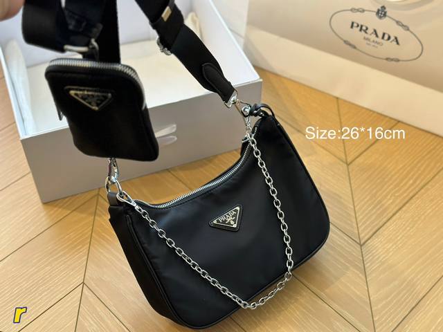 配盒 Prada Hobo Combo 今年的新款hobo Bag 有可调节长度的 尼龙刺绣logo肩带 +链子 五金采用原版白钢 不褪色 解锁更多搭配 超精致