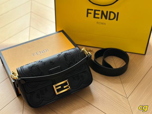 折叠盒 Fendi Baguette法棍包中号第一眼就觉得砸中了我 加上中号有一根较长的肩带 非常实用 中号的装两个手机 钱包 钥匙 墨镜 口红 粉饼都毫无压力