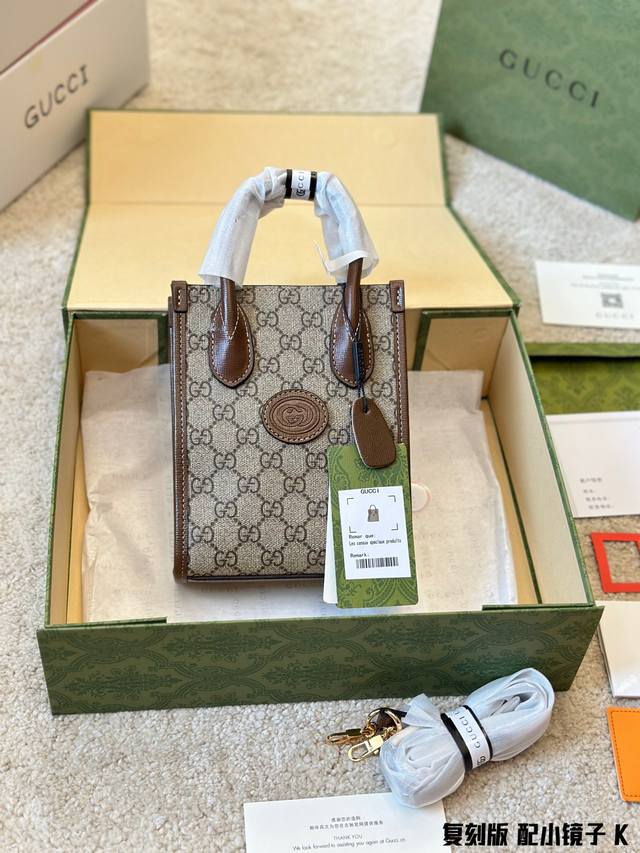 复刻牛皮 配小镜子 Gucci 新款mini Tote 琴谱包 老花 拼棕边 方正包型 复古 年轻 很酷 很好搭配衣服 这一枚侧面够宽 容量很足 可以肩背 手提