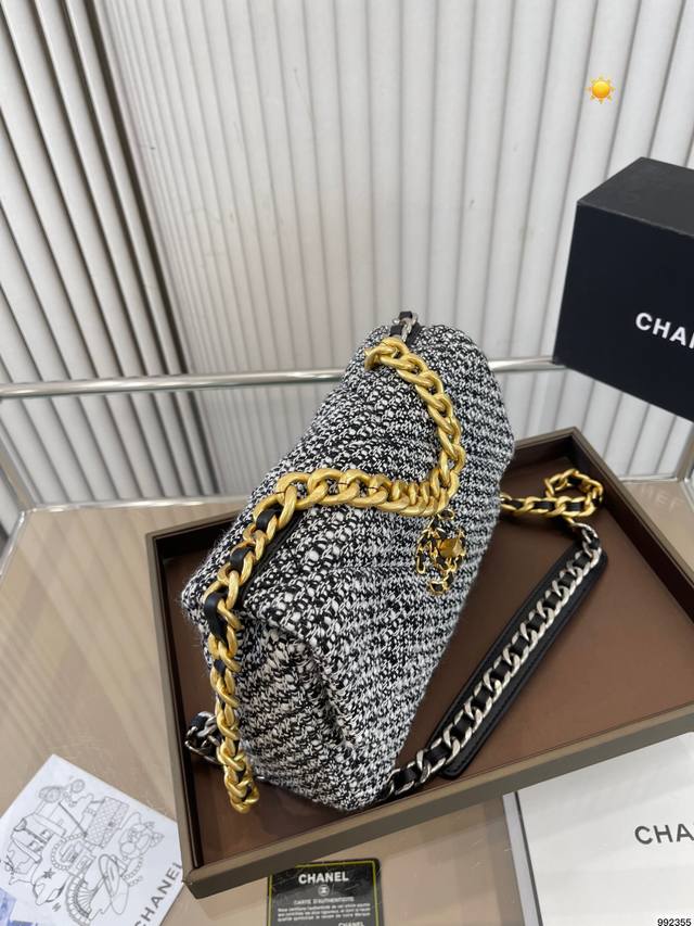 折叠盒 香奈儿chanel 19Bag 专柜品质 细节完美 老佛爷收官之作 真的是高级时尚超洋气 怎么搭都好看 气场强大 一眼就会看爱上 尺寸 25 16