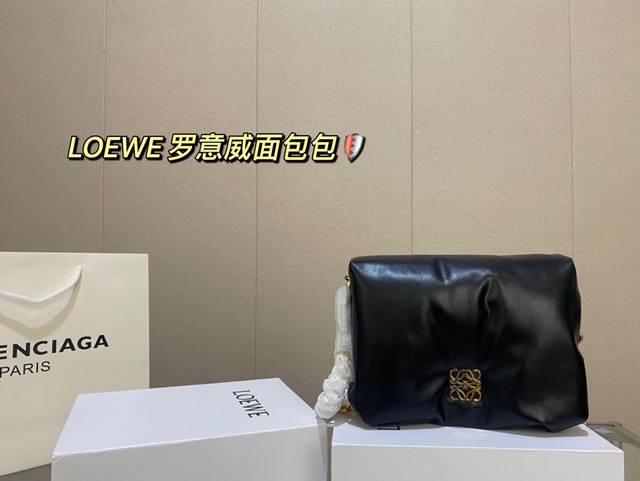 配折叠盒子 Loewe秋冬时髦住了 罗意威面包包 是圆鼓鼓的设计很可爱 面包包填充了摸起来超级舒服 搭配了金属短链条又很时髦 尺寸 22 17 货号40P61