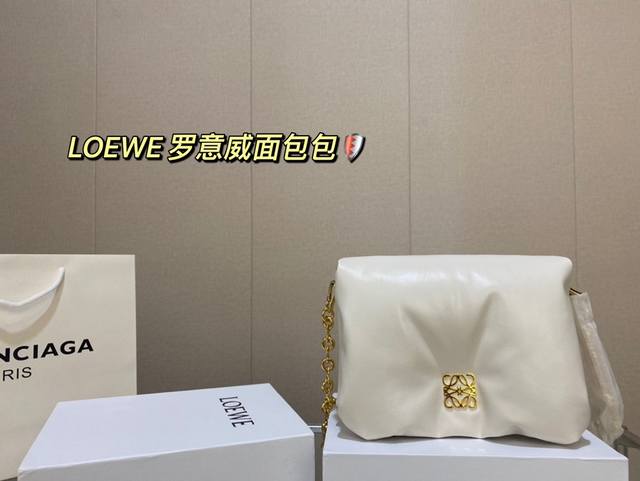 配折叠盒子 Loewe秋冬时髦住了 罗意威面包包 是圆鼓鼓的设计很可爱 面包包填充了摸起来超级舒服 搭配了金属短链条又很时髦 尺寸 22 17 货号40P61