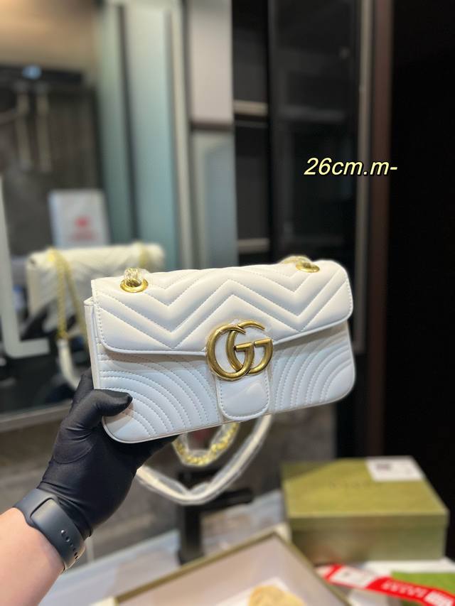 礼盒包装 Gucci古奇 经典百搭款marmont 马尔蒙马蒙太适合春夏啦 单肩包斜挎包女包 美到无法无天的款式 今年简直引领时尚最in元素 做了几个月的款 质