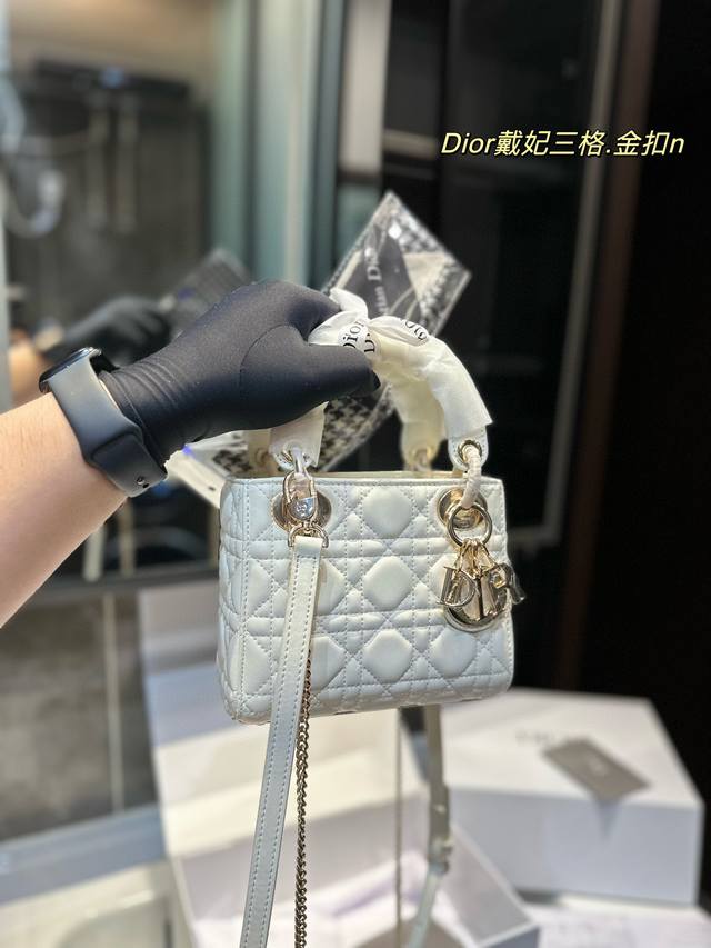 折叠礼盒 小羊皮 三格 金标 原版k金五金 不掉色 全套包装dior 迪奥戴妃包 小星星 Dior Lady羊皮绝美手袋 真的是太美了 好lady风 五金好漂亮