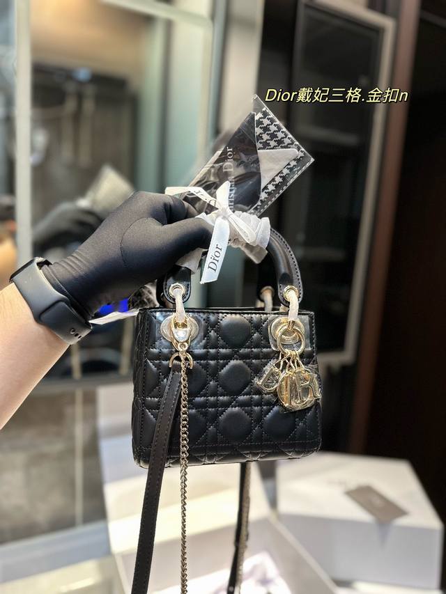 折叠礼盒 小羊皮 三格 金标 原版k金五金 不掉色 全套包装dior 迪奥戴妃包 小星星 Dior Lady羊皮绝美手袋 真的是太美了 好lady风 五金好漂亮