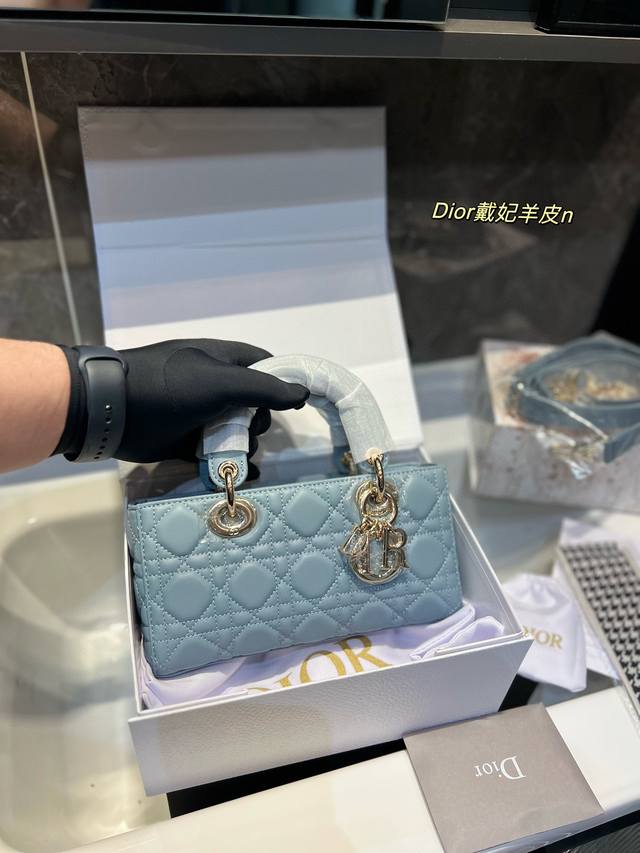 折叠礼盒 迪奥戴妃包dior 羊皮品质 很高级 完全是搭配神器 日常时尚经典 任何风格都可驾驭 我超爱了 尺寸22