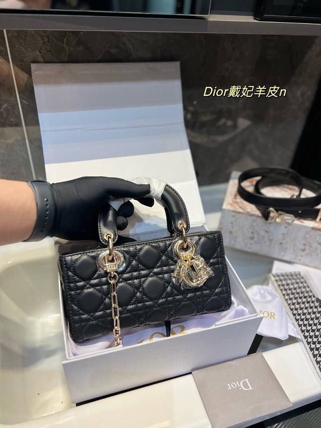 折叠礼盒 迪奥戴妃包dior 羊皮品质 很高级 完全是搭配神器 日常时尚经典 任何风格都可驾驭 我超爱了 尺寸22