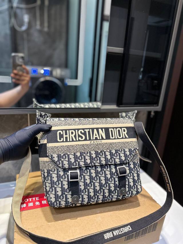 Dior 迪奥刺绣帆布邮差包复古银色金属配饰 可肩背或斜挎 Dior Oblique老花出了一款低调扁扁斜挎包 这颜值我看一眼都能拔草 时髦又复古的老花面料搭配 - 点击图像关闭