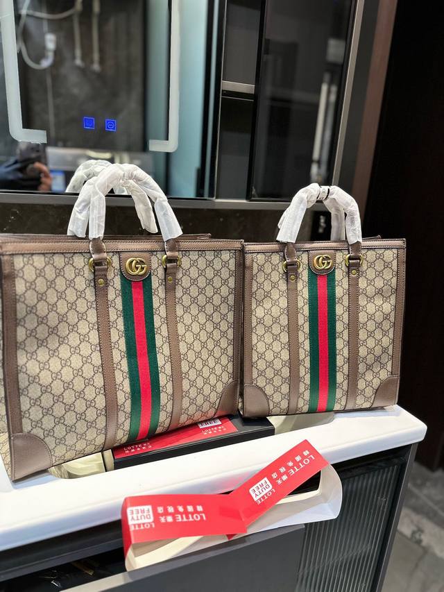 Gucci Ophidia手袋包 百搭经典 闭眼入 复古高级 还配一条长肩带 可斜挎 源自 Guccio Gucci 首经典元素继续为新设计注入品牌标识魅力 这