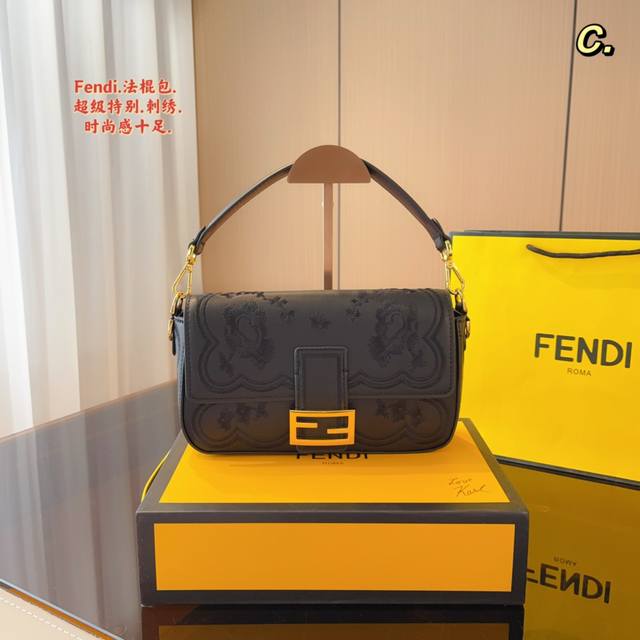 配折叠礼盒 Fendi 芬迪 新品全幅饰 可手提斜挎包 Ss23Fendi Baguette强势回归 标志性的baguette手袋采用翻盖设计 配有ff磁扣开合