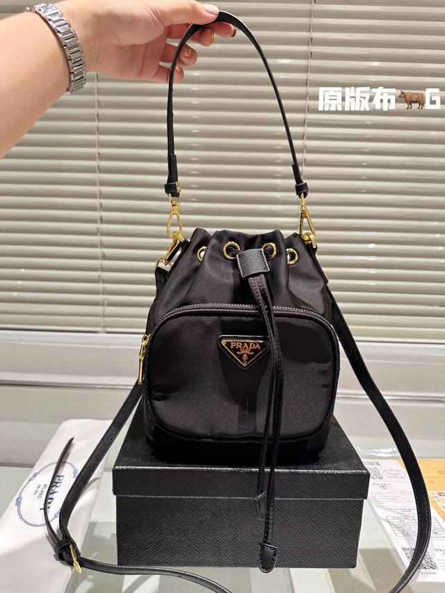 原单 折叠礼盒 如今的许多女人 都竞相拥有一个prada 水桶的尼龙包 而这尼龙包背后的故事 确实一个爱情故事 看似普通的一个包 其实代表着设计者 当年那永远错