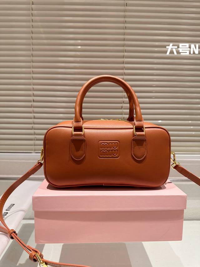 Miumiu期待已久的2023秀款包包 快来围观吧 2023春夏系列包包 简洁利落的设计 凸显功能性 实用主义 柔软舒服的触感 彰显 Miumiu 女性愈加自信