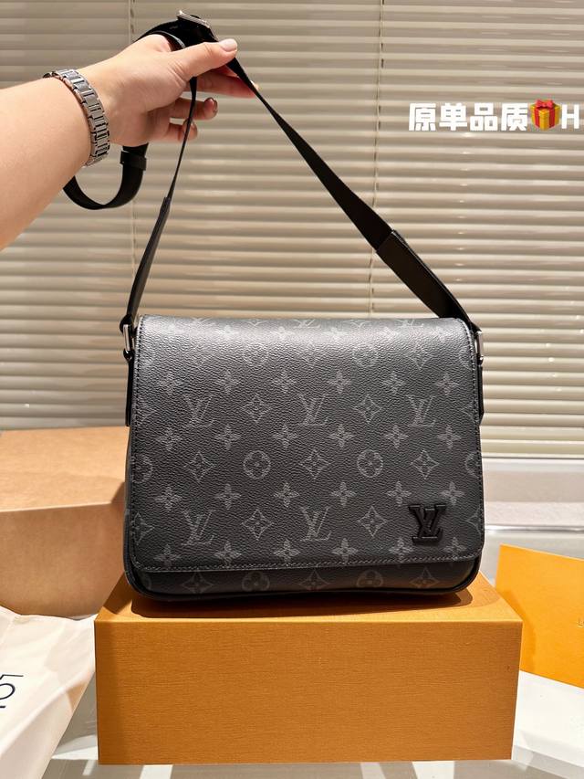 复刻版 牛皮 Lv District 单肩包 #每秒都值得记录 District 单肩包 M44000 尺寸 25*22*7Cm 经典翻盖邮差包 轻便容量大又采