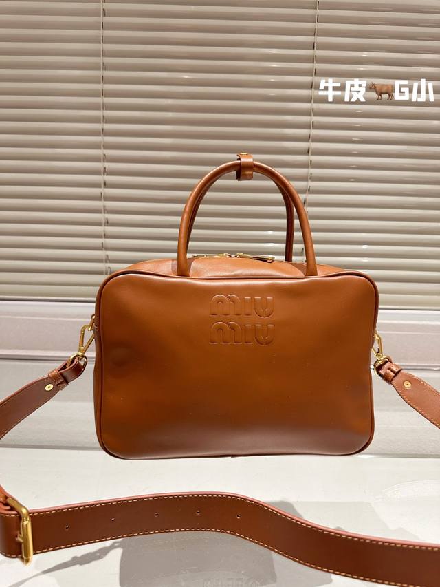 进口头层牛皮 Miumiu限定款出勤包 简单又好看 Miumiu出勤包不但颜值高 而且超级实用 笔记本电脑 还有资料放进去是完全够用的 是一款真的很实用的一款包