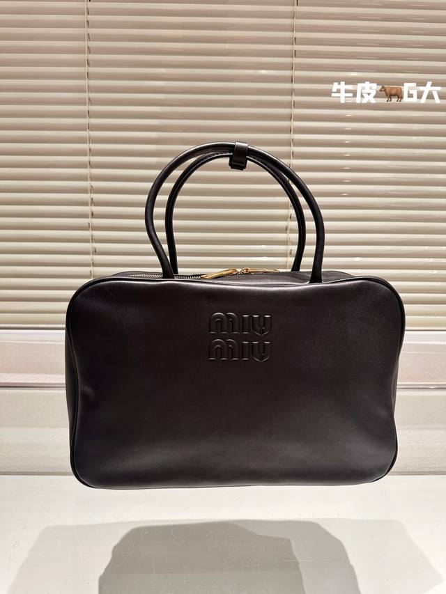 进口头层牛皮 Miumiu限定款出勤包 简单又好看 Miumiu出勤包不但颜值高 而且超级实用 笔记本电脑 还有资料放进去是完全够用的 是一款真的很实用的一款包 - 点击图像关闭