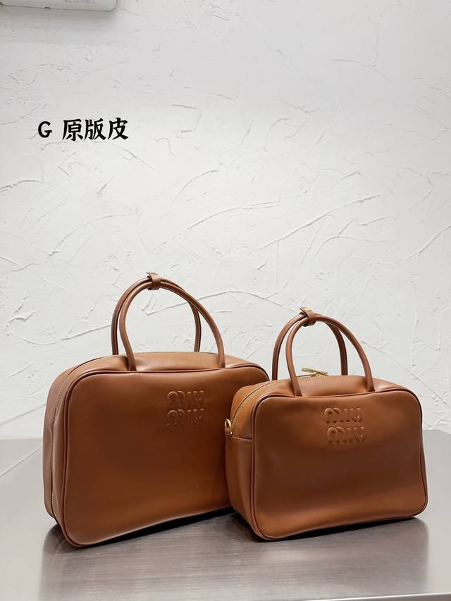 Miumiu新品 牛皮质地 时装 休闲 不挑衣服 尺寸35*22 29*20