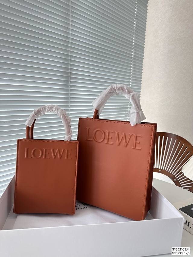 配盒子 罗意威loewe 全新琴谱小托特 Loewe也出琴包啦 大小两个尺寸 光滑小牛皮搭配浮雕 Logo 高级质感拉满 实用又时髦 尺寸 大号25 30 小号