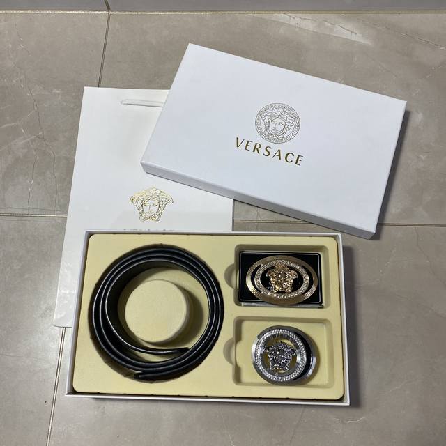 Versace精品款 双扣礼盒套装 含礼盒 专柜有售 范希哲专柜在售正品 此款采用头层牛皮制作 走线油边细致 正品开模 搭配广州原版扣经久耐用 3.8Cm规格 - 点击图像关闭