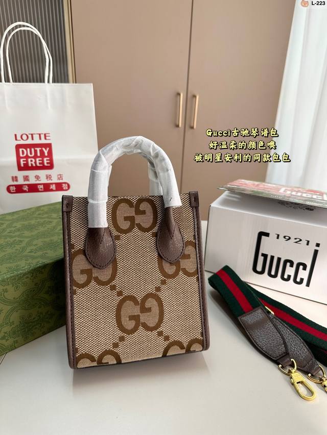 Gucci 新款mini Tote 琴谱包 复古 年轻 很酷 很好搭配衣服 这一枚侧面够宽 容量很足 可以肩背 手提 肩带可以调节 L-223尺寸16.7.19