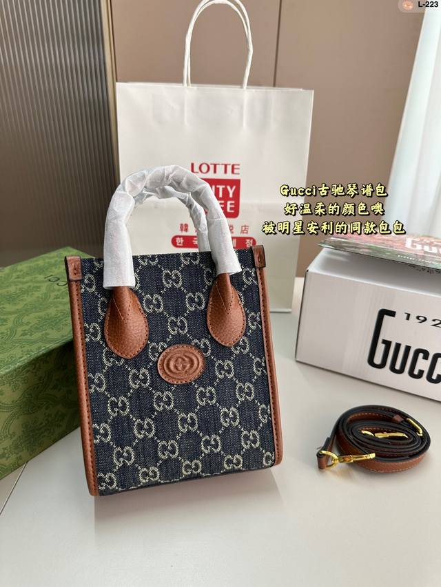 Gucci 新款mini Tote 琴谱包 复古 年轻 很酷 很好搭配衣服 这一枚侧面够宽 容量很足 可以肩背 手提 肩带可以调节 L-223尺寸16.7.19