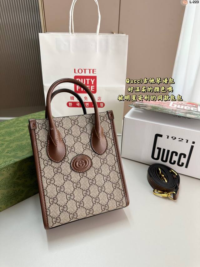 Gucci 新款mini Tote 琴谱包 复古 年轻 很酷 很好搭配衣服 这一枚侧面够宽 容量很足 可以肩背 手提 肩带可以调节 L-223尺寸16.7.19