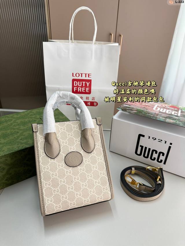 Gucci 新款mini Tote 琴谱包 复古 年轻 很酷 很好搭配衣服 这一枚侧面够宽 容量很足 可以肩背 手提 肩带可以调节 L-223尺寸16.7.19