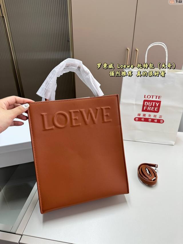 大 罗意威loewe 全新琴谱小托特 Loewe也出琴包啦 大小两个尺寸光滑小牛皮搭配浮雕 Logo 高级质感拉满 实用又时髦 T-22尺寸25.9.30 18