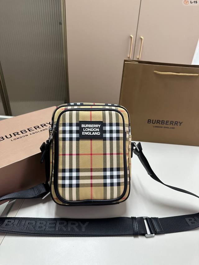 Burberry 巴宝莉相机包 男女都可以背的款式 自己背腻了还可以给男朋友 超喜欢随性帅气的包包 L-15尺寸17.9.23配盒