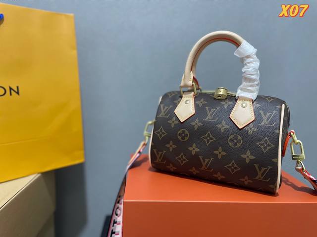 Lv Speedy 20枕头包 Lv新款系列城市保持手袋 全网首发lv迅捷纳米枕头包这款丽池手袋以标志性经典永恒 优雅低调的外形设计和宽敞的包身更加入了实用性尺