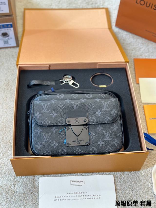 顶级原单 套盒 I Louis Vuitton S Lock Sling 牛皮 经典老花压纹 帅气轻便 实用男包推荐 潮男必入款的卜v S-Lock邮差包 尺寸