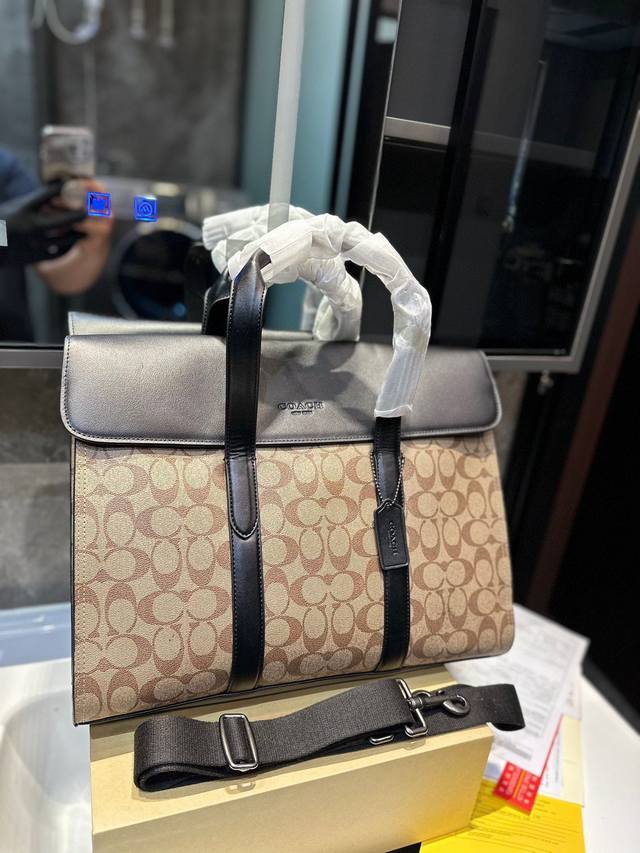 Coach 蔻驰公文包 Metropolitan 40 拼色公文包 男士手提包斜挎包 电脑包 经典logo搭配原厂工艺材质 休闲百搭斜挎包 采用精湛镶嵌细工 实