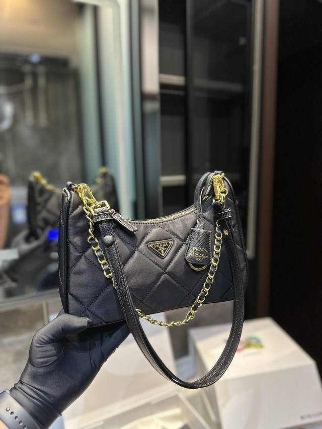 礼盒包装 Prada Hobo尼龙腋下包 看到实物真的堪称完美 包装 设计超级方便和舒服 T尺寸26.12