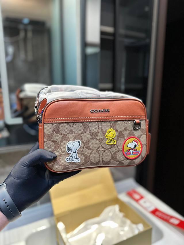 礼盒包装 Coach 蔻驰图标 新品双拉链相机包 Graham Monogram单肩包 经典logo搭配原厂工艺材质 休闲百搭斜挎包 采用精湛镶嵌细工 实物拍摄